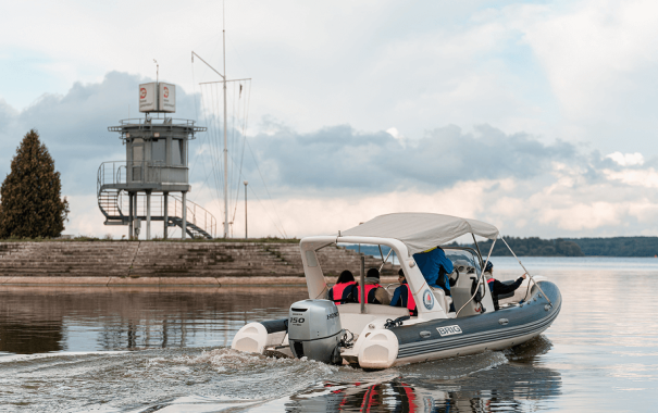 Катер "Бриг"