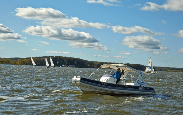 Катер "Бриг"