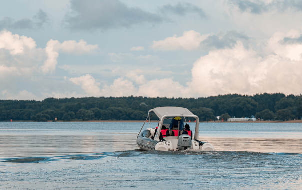 Катер "Бриг"