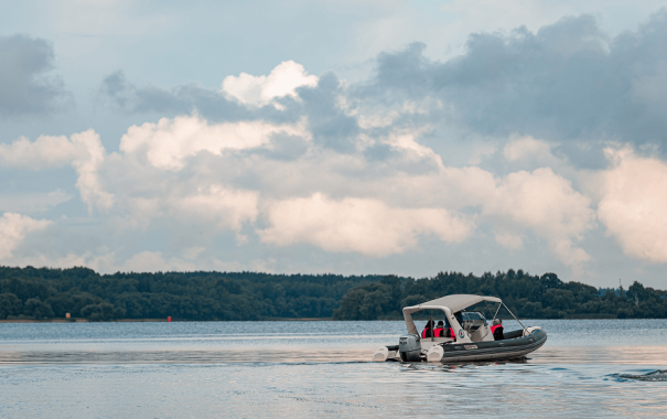 Катер "Бриг"